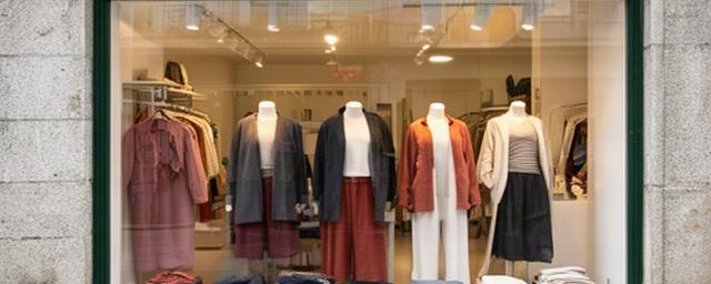 Escaparate de una tienda de ropa independiente en una calle comercial gallega